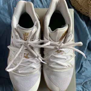 Kyrie 5 White/Metallic Gold